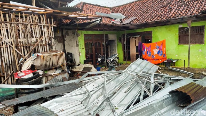 Rumah warga yang diterjang hujan lebat dan angin kencang di Brebes