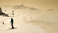 Fenomena Sahara Dust merupakan fenomena meteorologi saat debu dari Gurun Sahara terbang ke Eropa. Sahara Dust dibawa bersama dengan massa udara selatan hangat yang disebut Foehn. AP Photo/Laurent Gillieron.