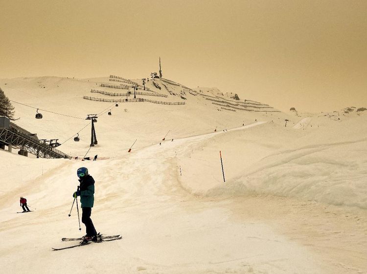 Saat Langit Eropa Berwarna Oranye Gegara Debu Sahara