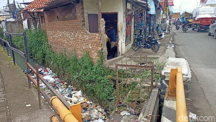 Sampah menumpuk di selokan jalan Sayati-Kopo Bandung