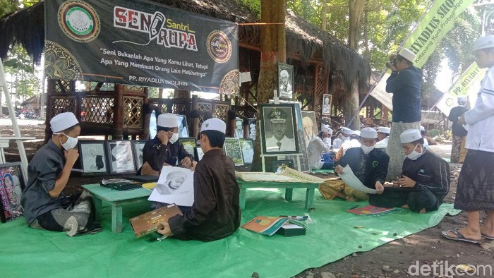 Selain belajar agama, puluhan santri Pondok Pesantren Riyadhlus Sholihin juga diberi pelajaran seni. Sehingga mereka lihai membuat sketsa wajah dan kaligrafi.