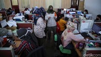 Parkantoran diminta menerapkan kapasitas maksimal 50 persen jumlah karyawan saat PPKM ini.