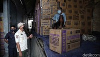 Para karyawan yang bekerja juga diharuskan menerapkan protokol kesehatan.