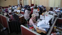 Petugas Satpol PP Kecamatan Tanjung Priok saat melakukan sidak di salah satu perkantoran kawasan Sunter, Jakarta, Rabu (10/2).