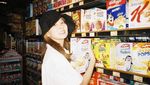 Gaya Keren Seulgi Red Velvet Saat Makan Kue dan Beli Sereal