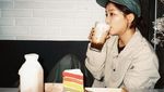 Gaya Keren Seulgi Red Velvet Saat Makan Kue dan Beli Sereal