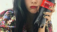 Ia juga pernah mengunggah foto selfie bersama sebotol cola. Terlihat cantik dengan pose imutnya. Foto: Instagram @hi_sseulgi