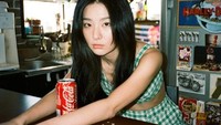Seulgi juga pernah melakukan photoshoot dengan sekaleng cola. Pose kerennya banyak disukai penggemar. Foto: Instagram @hi_sseulgi