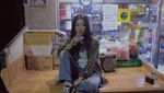 Gaya Keren Seulgi Red Velvet Saat Makan Kue dan Beli Sereal