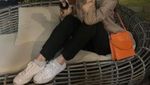 Gaya Keren Seulgi Red Velvet Saat Makan Kue dan Beli Sereal