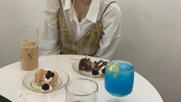 Kali ini posenya sangat menggemaskan, Seulgi berada di sebuah kafe. Ada 2 piring kue yang ia pesan dan es kopi favoritnya. Foto: Instagram @hi_sseulgi
