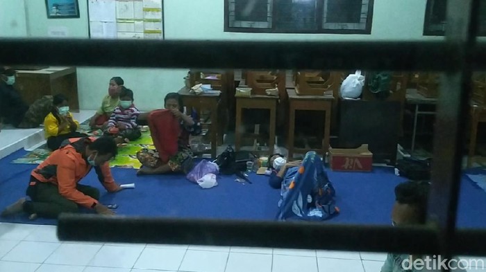 Suasana lokasi pengungsian korban banjir di Pekalongan