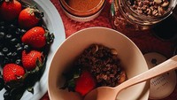 Selain hobi sarapan dengan alpukat, ia juga sering nih ngemil sore dengan makanan sehat mulai dari granola sampai strawberry. Foto: Instagram @cutsyifaa
