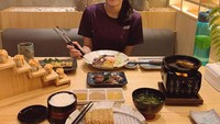 Disela-sela kesibukannya, Syifa masih menyempatkan waktu untuk bersantai. Ia paling suka makan sushi dan aneka hidangan khas Jepang lainnya. Foto: Instagram @cutsyifaa