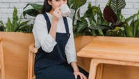 Ngopi cantik di kafe kekinian jadi salah satu agenda Syifa saat sedang jalan-jalan. Foto: Instagram @cutsyifaa