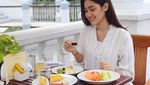 Suka Makanan Sehat, Cut Syifa Doyan Banget Makan Salad