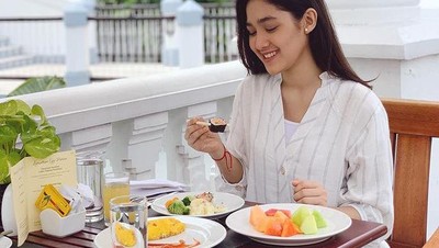 Suka Makanan Sehat, Cut Syifa Doyan Banget Makan Salad
