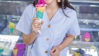 Walau suka makanan sehat, tapi Syifa juga tetap tidak bisa melepaskan es krim kesukaannya nih. Foto: Instagram @cutsyifaa