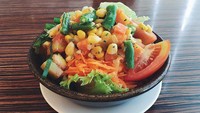 Foto ini jadi bukti kalau Syifa memang paling suka makanan sehat. Terutama salad dengan aneka sayuran segar. Foto: Instagram @cutsyifaa