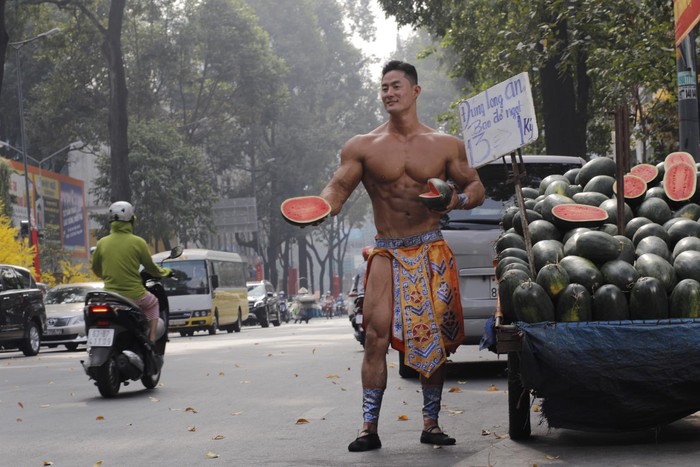 Tampan dan Kekar, Penjual Semangka di Pinggir Jalan Ini Viral Tampan dan Kekar, Penjual Semangka di Pinggir Jalan Ini Viral