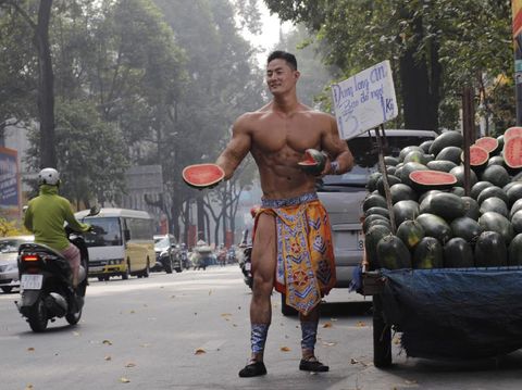 Tampan dan Kekar, Penjual Semangka di Pinggir Jalan Ini Viral