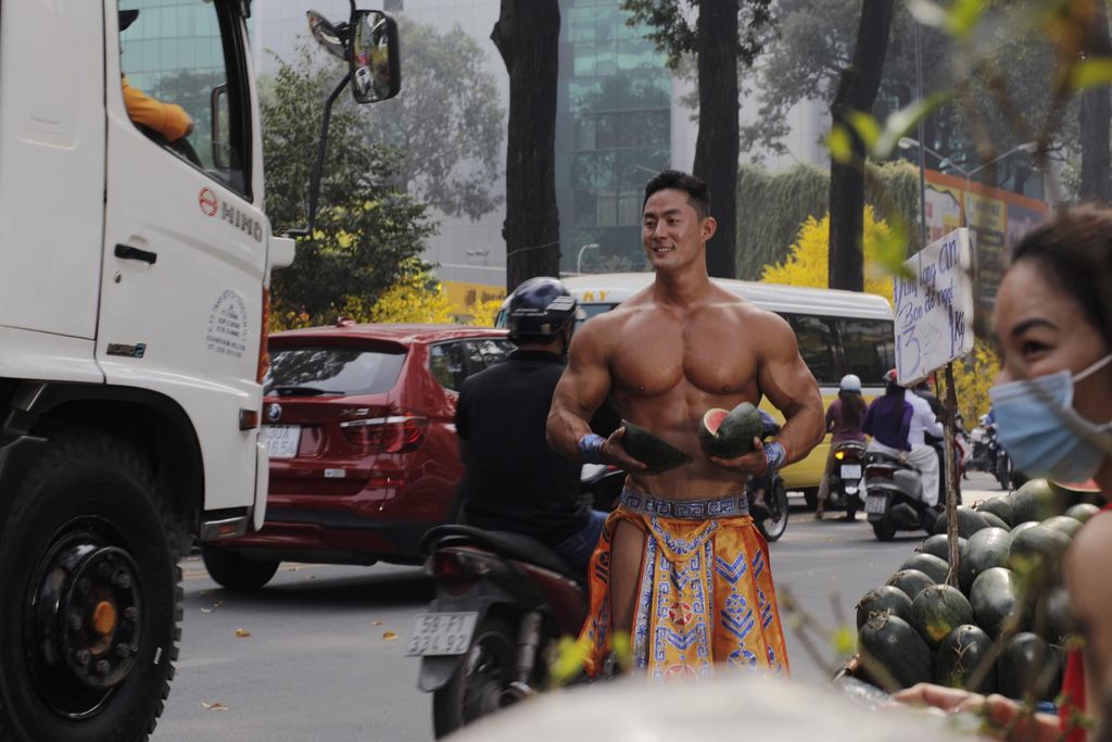 Tampan dan Kekar, Penjual Semangka di Pinggir Jalan Ini Viral