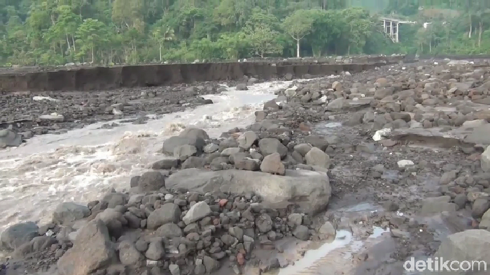 Tanggul penahan banjir lahar di Sungai Leprak Desa Sumber Wuluh Kecamatan Candipuro, jebol