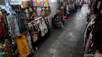 Sejumlah pedagang tampak menunggu pembeli di los pakaian Pasar Beringharjo, Yogyakarta, Rabu (10/2/2021).