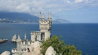 Kastil yang dibangun di atas tebing ini bernama The Swallows Nest. Berada di kawasan Gaspra, Krimea, kastil yang dibangun oleh seorang bangsawan Jerman sekitar tahun 1912 ini mengusung gaya arsitektur neo-Gothic. Struktur bangunannya yang kokoh membuat kastil ini selamat dari guncangan gempa yang cukup hebat sekitar 6-7 skala richter pada tahun 1927 silam. Kini kastil tersebut jadi salah satu objek wisata populer di kawasan Krimea. Istimewa/Hamerani via www.atlasobscura.com.