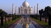 Siapa yang tak kenal dengan Taj Mahal di Agra, India. Situs warisan dunia itu mulai dibangun pada tahun 1632 hingga 1653 oleh Kaisar Mughal kelima Shah Jahan sebagai monumen cinta dan makam untuk mendiang istrinya Mumtaz Mahal yang meninggal usai melahirkan anak ke-14 pada tahun 1631. Taj Mahal yang merupakan ikon populer di India tersebut dibangun oleh puluhan ribu pekerja dari India, Persia, Kekaisaran Ottoman, dan juga Eropa. Julian Finney/Getty Images.