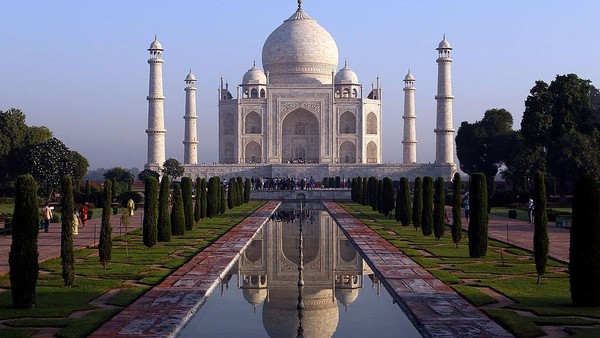 Siapa yang tak kenal dengan Taj Mahal di Agra, India. Situs warisan dunia itu mulai dibangun pada tahun 1632 hingga 1653 oleh Kaisar Mughal kelima Shah Jahan sebagai monumen cinta dan makam untuk mendiang istrinya Mumtaz Mahal yang meninggal usai melahirkan anak ke-14 pada tahun 1631. Taj Mahal yang merupakan ikon populer di India tersebut dibangun oleh puluhan ribu pekerja dari India, Persia, Kekaisaran Ottoman, dan juga Eropa. Julian Finney/Getty Images. Siapa yang tak kenal dengan Taj Mahal di Agra, India. Situs warisan dunia itu mulai dibangun pada tahun 1632 hingga 1653 oleh Kaisar Mughal kelima Shah Jahan sebagai monumen cinta dan makam untuk mendiang istrinya Mumtaz Mahal yang meninggal usai melahirkan anak ke-14 pada tahun 1631. Taj Mahal yang merupakan ikon populer di India tersebut dibangun oleh puluhan ribu pekerja dari India, Persia, Kekaisaran Ottoman, dan juga Eropa. Julian Finney/Getty Images.