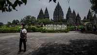 Candi Prambanan erat berhubungan dengan legenda seorang putri yaitu Roro Jonggrang yang terkenal cantik. Kecantikannya itu telah memikat seorang pangeran yang bernama Bandung Bondowoso. Namun untuk dapat menikahi Roro Jonggrang, sang putri mengajukan syarat untuk membangun seribu candi dalam semalam. Sang Pangeran konon meminta bantuan makhluk halus untuk membangun seribu candi dalam semalam. Namun sayangnya ketika 999 candi sudah berdiri, Roro Jonggrang menyuruh penduduk desa menyalakan api unggun dan menumbuk padi dengan lesung sehingga para makluk halus mengira pagi telah tiba. Sang pangeran benar-benar murka atas tipu muslihat Roro Jonggrang dan dalam emosinya dia mengutuk Roro Jonggrang menjadi patung batu untuk melengkapi candi ke-1000. Ulet Ifansasti/Getty Images
