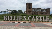 Bangunan yang berada di kawasan Ipoh, Malaysia ini bernama Kellies Castle. Kastil ini dibangun oleh seorang pria dari Skotlandia untuk istrinya pada tahun 1910-an. Diketahui, kastil ini dibangun dengan desain bangunan yang menyerupai Istana Mughal di India. Namun sayangnya, pria tersebut tak dapat menyelesaikan pembangunan kastil karena ia meninggal akibat penyakit pneumonia. Kini, Kellies Castle jadi salah satu destinasi wisata yang kerap dikunjungi wisatawan untuk melihat langsung monumen cinta tersebut. Istimewa/Nsaadah via Wikipedia.