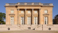 Petit Trianon yang berada di kawasan Versailles, Prancis, dibangun pada tahun 1762 hingga 1768 sebagai hadiah dari Raja Louis XV untuk Madame de Pompadour yang diketahui merupakan selir sang raja. Sayangnya, sebelum bangunan bersejarah itu selesai pembangunannya, Madame de Pompadour telah lebih dahulu tutup usia. Raja Louis XV pun kemudian memberikan Petit Trianon kepada Marie Antoinette yang menjadikan bangunan tersebut sebagai tempat liburan rahasianya. Tak hanya dikenal sebagai monumen cinta, Petit Trianon juga dikenal sebagai bangunan bersejarah yang menjadi saksi bisu peristiwa Revolusi Prancis. Istimewa/Moonik via Wikipedia.