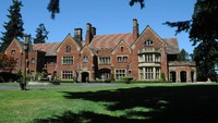 Bangunan yang berada di kawasan Amerika Serikat ini bernama Thornewood Castle. Dibangun pada tahun 1900-an, kastil ini merupakan wujud cinta murni dari seorang milyuner bernama Chester Thorne kepada istrinya Anna. Tak tanggung-tanggung, Thorne juga membeli tanah dan material yang kemudian diangkut dari Inggris ke Washington untuk membangun kastil tersebut. Istimewa via www.thornewoodcastle.com.