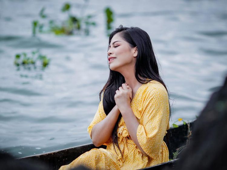 Aksi Pedangdut Cantik Vebrie Verona Saat Buat Kue di Rumah