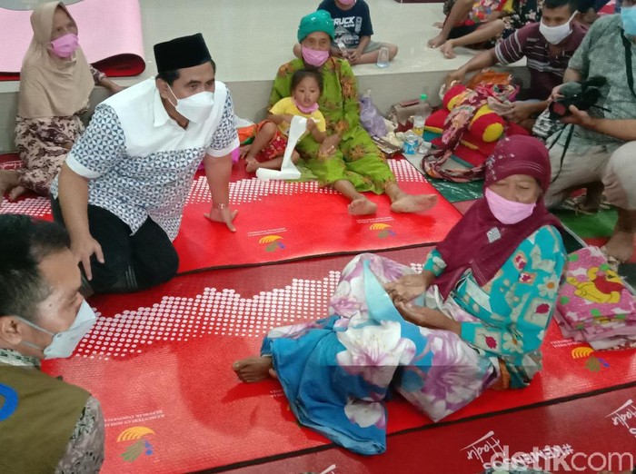 Wagub Jateng, Gus Yasin ke lokasi pengungsian banjir di Kudus, Rabu (10/2/2021).