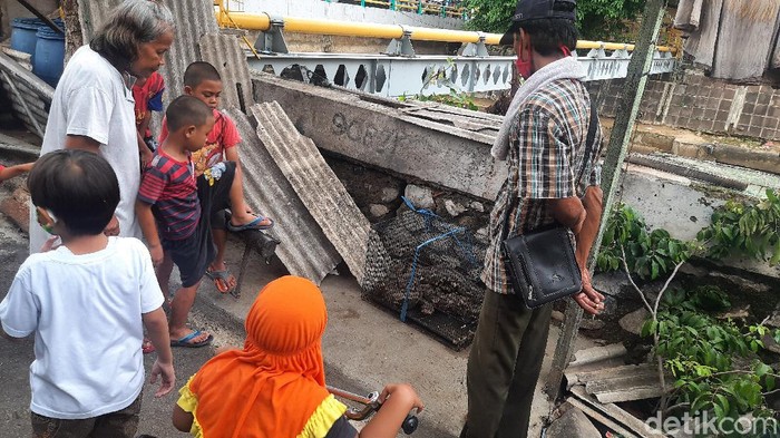 Warga di Jl Talang, Menteng, Jakarta, melihat ular sanca yang sudah diamankan dalam kandang
