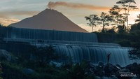 Merapi dan segala aktifitasnya dapat dilihat dari tempat ini.