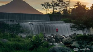Pesona Air Terjun Berlatar Gunung Merapi, Hidden Gem di Magelang