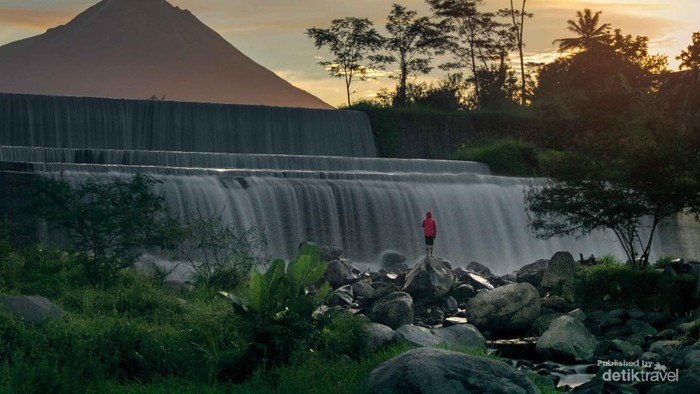 Paduan indah gagahnya Gn.Merapi dan Grojokan Ndelik