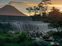 Pesona Air Terjun Berlatar Gunung Merapi, Hidden Gem di Magelang