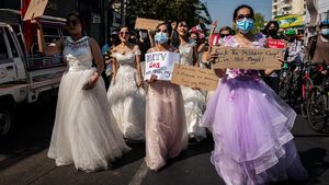 Puluhan Wanita Bergaun Pengantin Ikut Protes Kudeta Myanmar