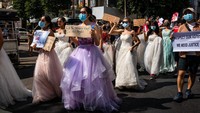 Puluhan wanita itu tampil anggun dengan gaun penganting warna-warni.  