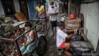Karena saat ini masih ada warga yang bertahan di kawasan itu padahal telah mendapatkan kompensasi. 