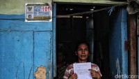 Salah satu warga yang masih bertahan menagih janji Gubernur DKI Jakarta Anies Baswedan akan membangun kampung deret sebagai tempat tinggal yang layak untuk mereka.