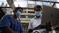 Petugas Jakpro melakukan pendataan warga di kawasan Kampung Bayam, Papanggo, Jakarta Utara, Kamis (11/2).