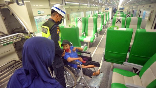 Kereta bandara Minangkabau Ekspres tiba di Stasiun Pulau Air, Padang, Sumatera Barat, Kamis (11/2/2021). PT KAI (Persero) mengaktivasi kembali operasional Stasiun Pulau air beserta jalur Simpang Haru - Pulau Air yang merupakan bagian dari jalur tertua di provinsi itu, dengan jadwal keberangkatan enam kali ke Bandara Internasional Minangkabau (BIM) dan tiket Rp10 ribu per orang. ANTARA FOTO/Iggoy el Fitra/wsj.