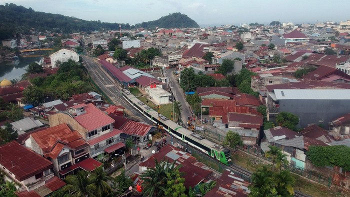 Kereta bandara Minangkabau Ekspres tiba di Stasiun Pulau Air, Padang, Sumatera Barat, Kamis (11/2/2021). PT KAI (Persero) mengaktivasi kembali operasional Stasiun Pulau air beserta jalur Simpang Haru - Pulau Air yang merupakan bagian dari jalur tertua di provinsi itu, dengan jadwal keberangkatan enam kali ke Bandara Internasional Minangkabau (BIM) dan tiket Rp10 ribu per orang. ANTARA FOTO/Iggoy el Fitra/wsj.