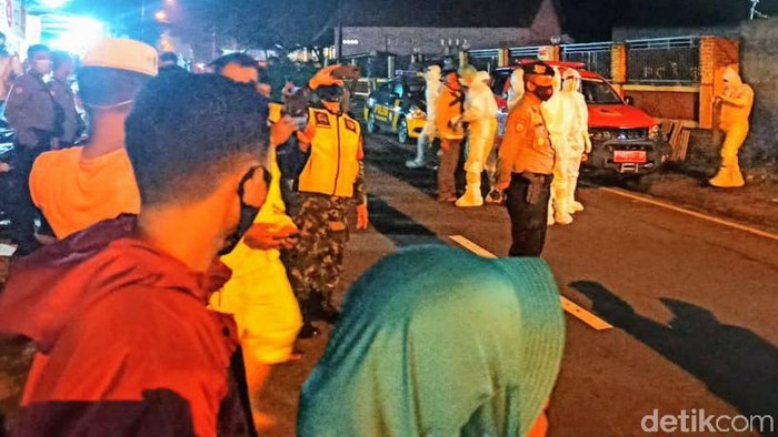 Seorang anak di Bondowoso menolak jenazah ibunya dimakamkan dengan protokol COVID-19. Ia mengancam akan membakar mobil polisi sambil mengacungkan samurai.